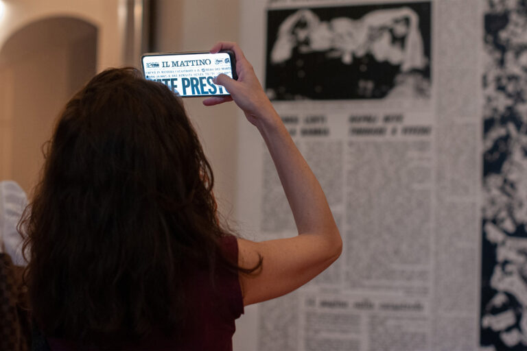 Turista che fotografa un dettaglio della scritta dell'opera dell'artista Andy Wharol esposta nella collezione Terrae Motus alla Reggia di Caserta.
La collezione Terrae Motus è stata ideata dal gallerista napoletano Lucio Amelio, che in memoria della tragedia del 23 novembre 1980 che scosse la terra e la vita di migliaia di persone chiamò a raccolta i più grandi artisti dell’epoca per trasformare la catastrofe del sisma in forza creativa.
ph: Cristina Bucciaglia