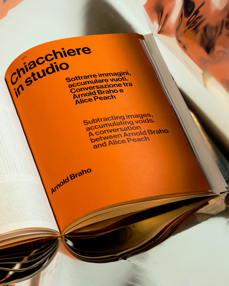 Rivista aperta su una conversazione tra Arnold Braho e Alice Peach, con titoli "Subtracting images, accumulating voids" su sfondo arancione.